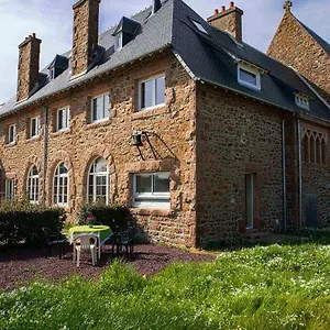 Le Presbytere Du Talbert Bed & Breakfast