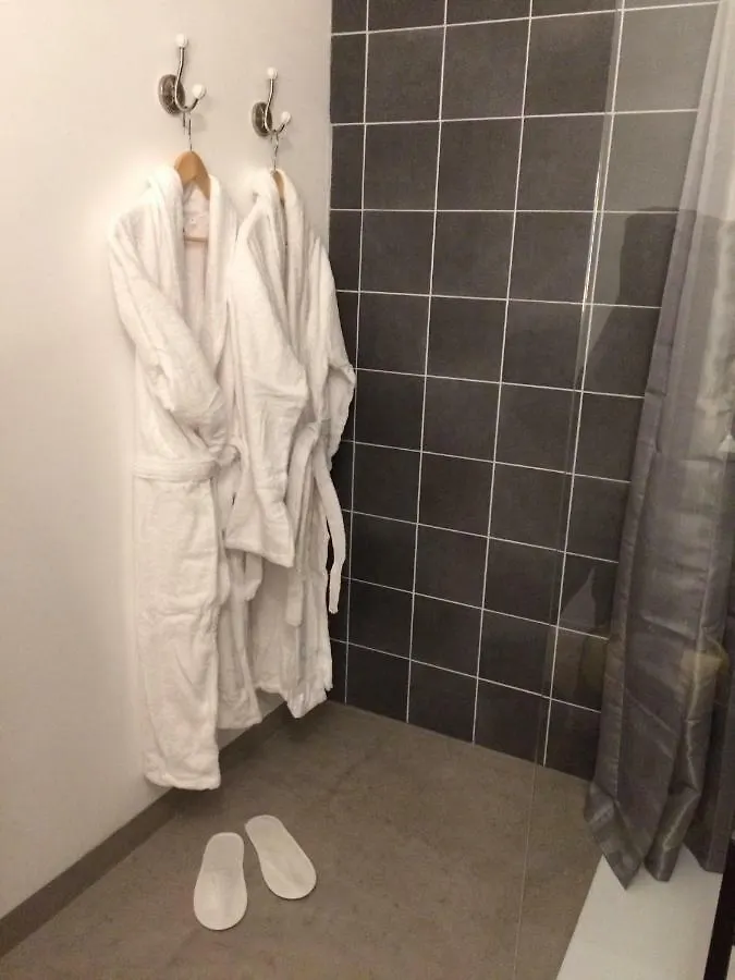 Les Chambres Du Mad Henvic 0*,  Francie